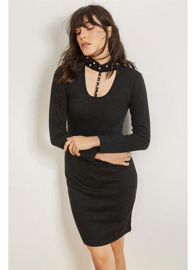 Kadın Siyah Yakası Bantlı İnci Süslemeli Elbise